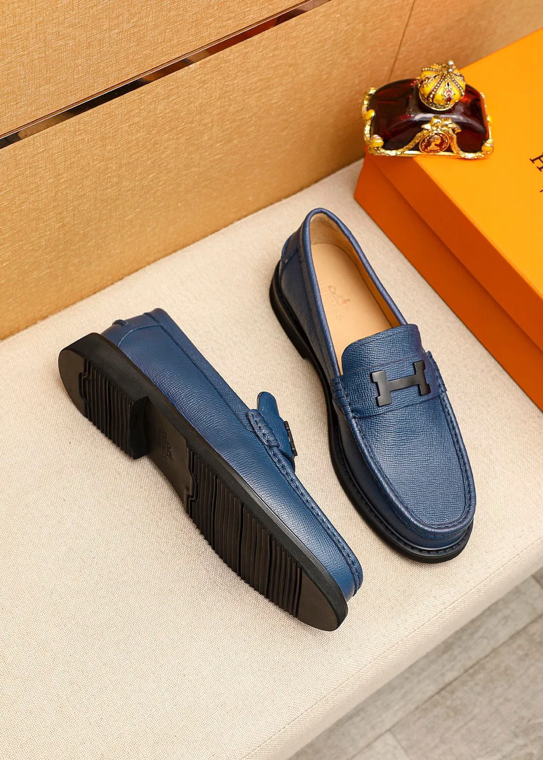 Men's shoes 💰460 💐 Product trademark: HERMES "Hermès" casual leather shoes Regular size: 39-44 (38.45🉑️customized) Product materials: Selected imported first-layer cross-grain cowhide upper + luxury hardware buckle, imported water-dyed cowhide lining. Strong three-dimensional visual effect, non-slip and wear-resistant rubber outsole Color: 4⃣️colors available